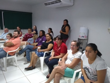 Beneficiários do Bolsa Família participam de palestra em Mercedes   